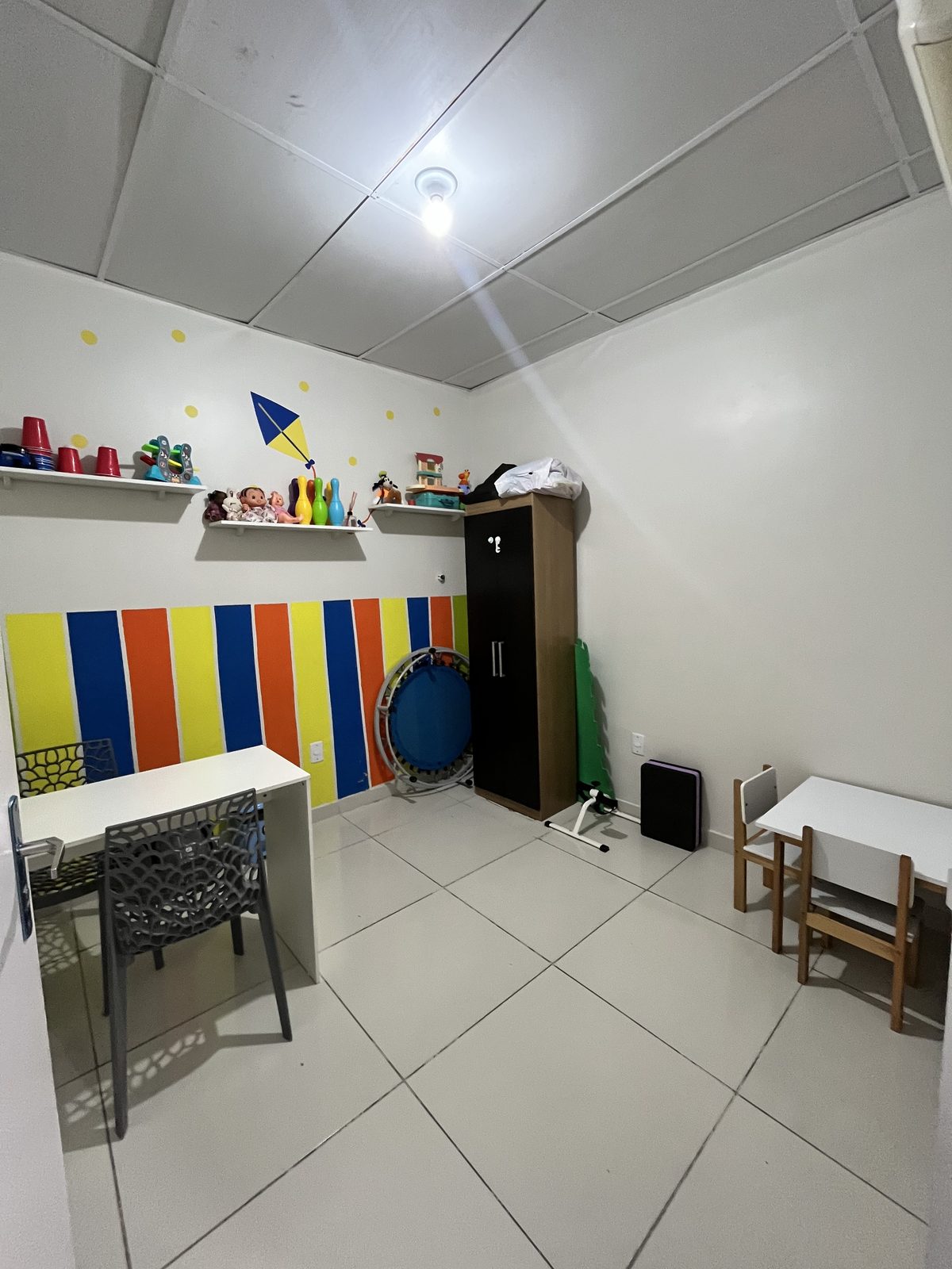 Sala infantil com espaço para atividades e brinquedos