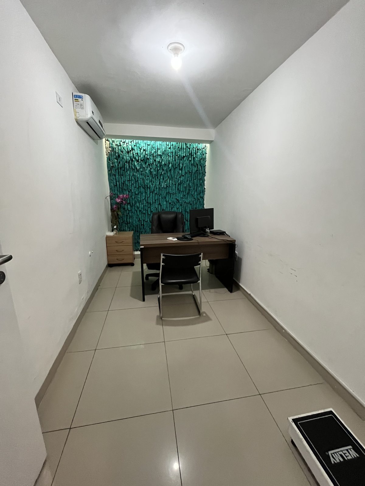 Sala de atendimento com parede decorada em tons de verde