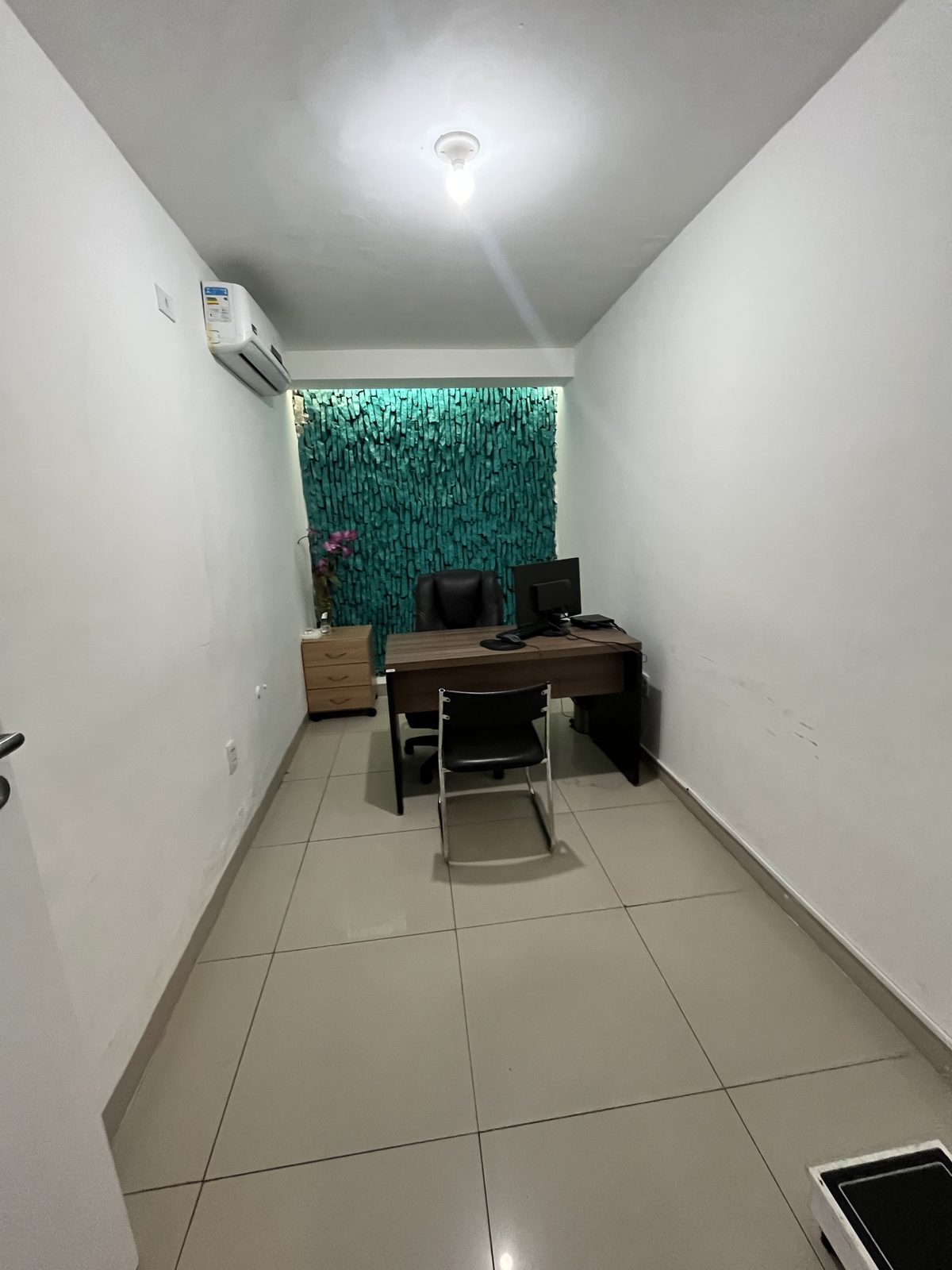 Sala de atendimento com mesa e computador